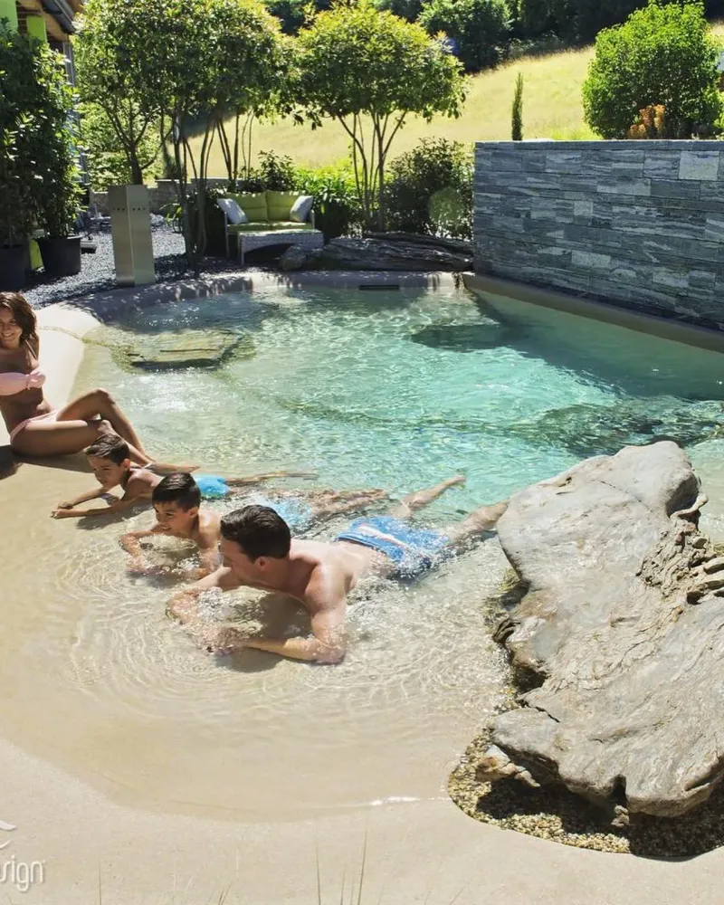 Piscine lagon et personne