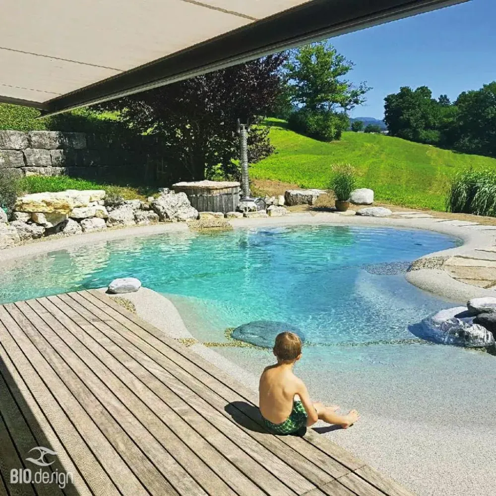 Piscine lagon et terrasse