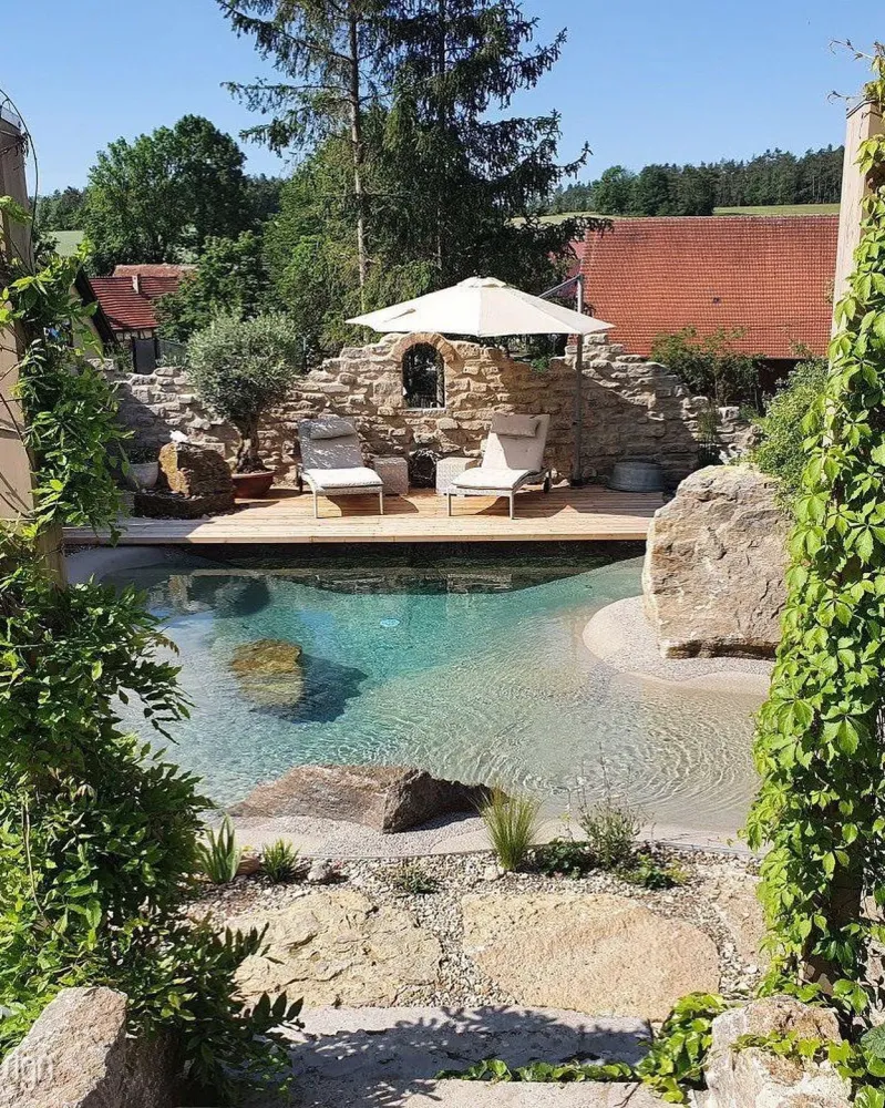 Piscine lagon et transat