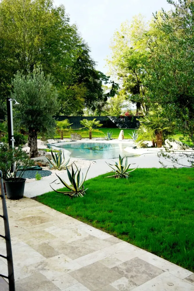 Piscine lagon et jardin